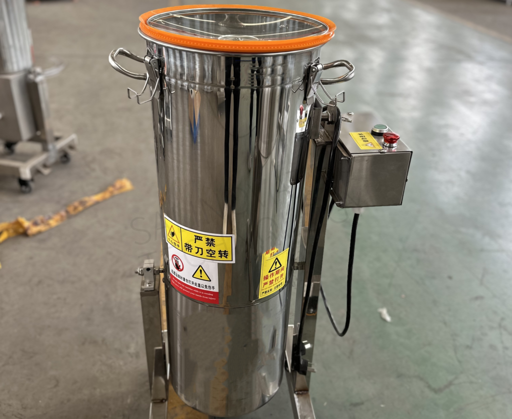 showing the food cutter mixer